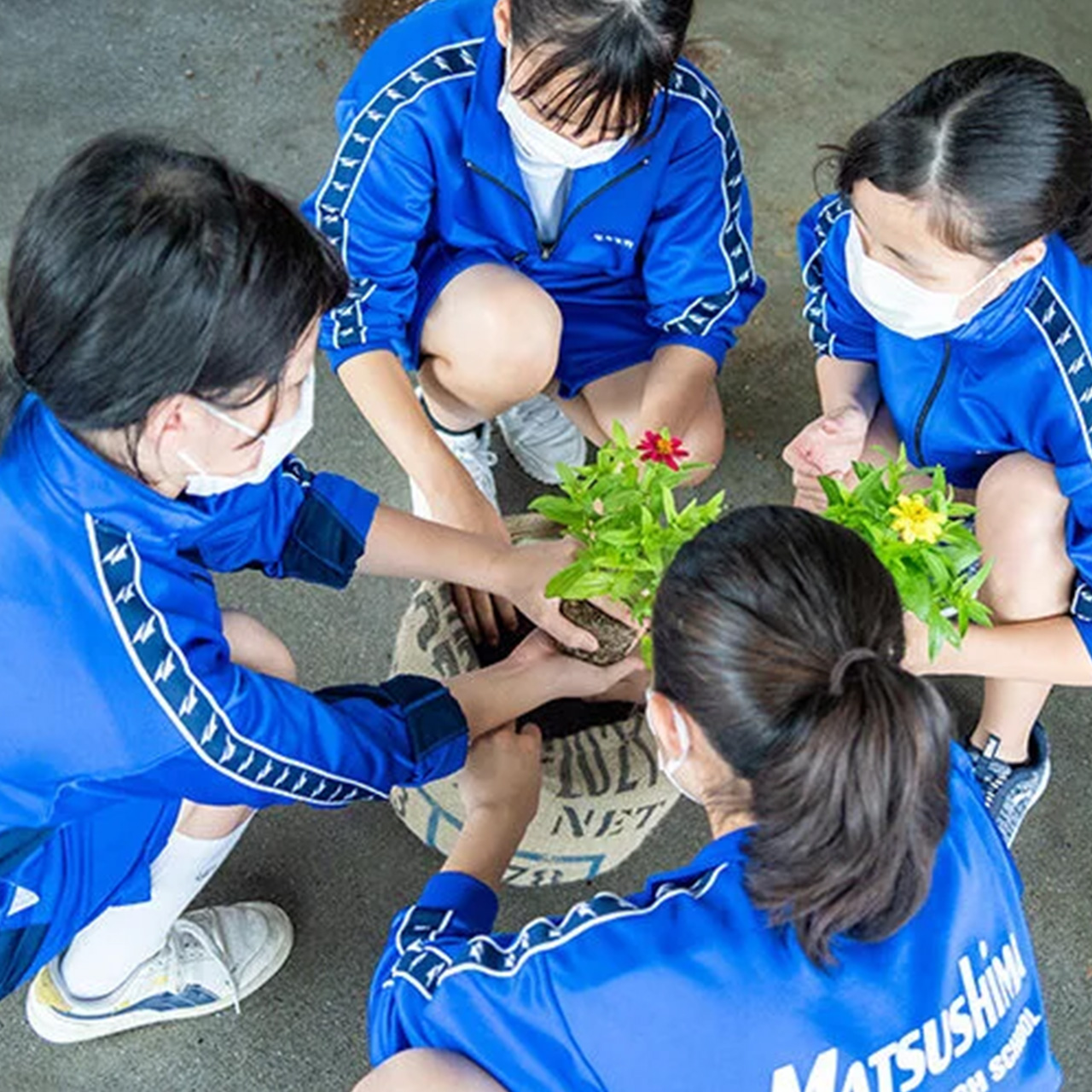 那覇市立松島中学校でSDGs「つくる責任、つかう責任」をテーマにした 服育授業と天然繊維プランターでの緑化活動を実施しました